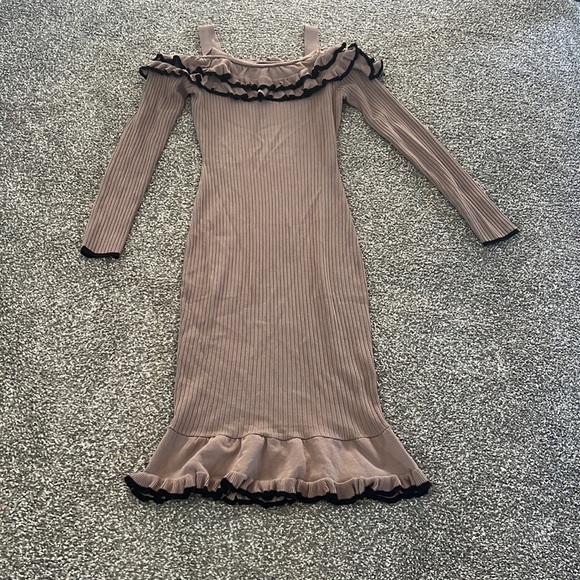 Open shoulder dress with long sleeves - Picture 3 of 4